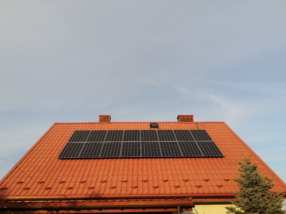 Fotowoltaika zamontowana na dachu domu w Radomsku