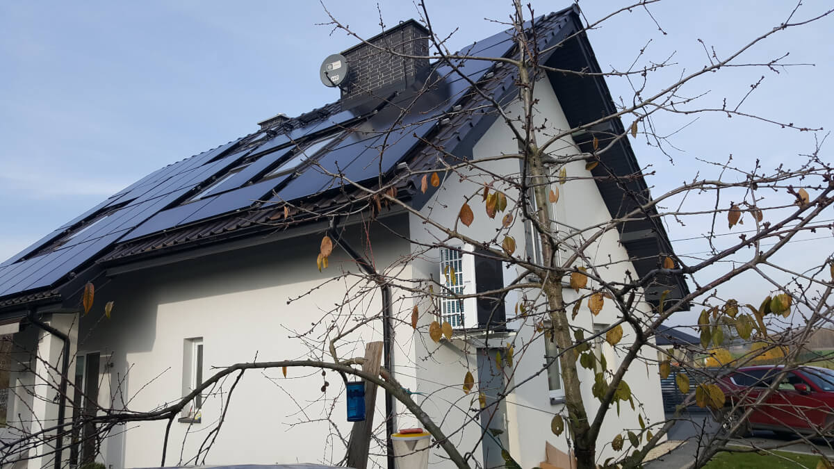 Fotowoltaika i pompa ciepła zamontowane na domku jednorodzinnym w Bełchatowie
