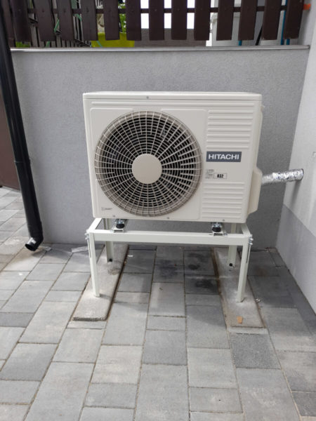 Pompa ciepła zamontowana na zewnątrz domu w Łodzi