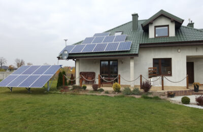 Jedna z realizacji Otwartej Energii – zamontowane na gruncie i na dachu panele fotowoltaiczne (Grodzisk Mazowiecki – okolice) – otwartaenergia.pl