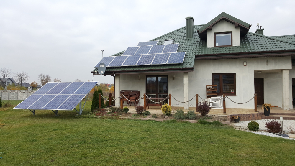 Jedna z realizacji Otwartej Energii – zamontowane na gruncie i na dachu panele fotowoltaiczne (Grodzisk Mazowiecki – okolice) – otwartaenergia.pl