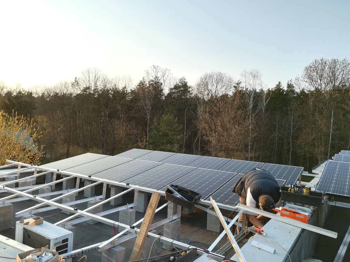 Panele fotowoltaiczne (Kielce) – montaż na dachu u jednego z klientów Otwartej Energii – otwartaenergia.pl